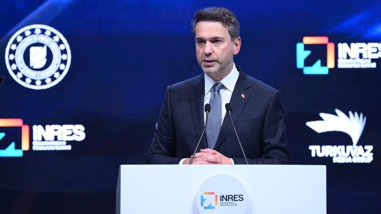 Alparslan Bayraktar: Yenilenebilir enerji için 30 milyar dolarlık yatırım planlıyoruz