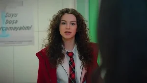 Su Burcu Yazgı Coşkun kayalıklar üzerinde yeni pozlarıyla sosyal medyada ilgi gördü